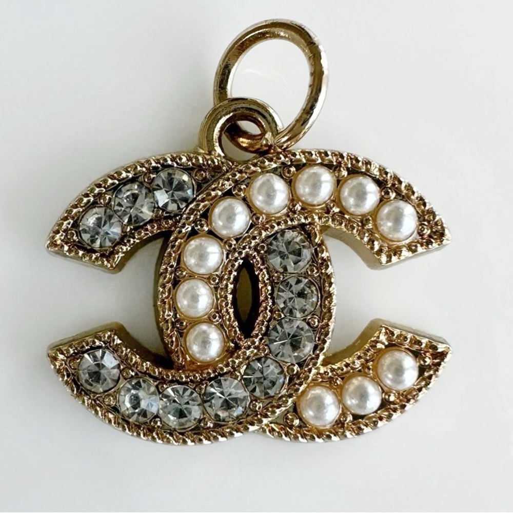 VINTAGE CHANEL AUTHENTIC RARE RHINESTONE AND PEARL ZIPPER PULL PENDANT
